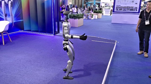 人形机器人，是人工智能突破物理世界藩篱的具身智能载体。