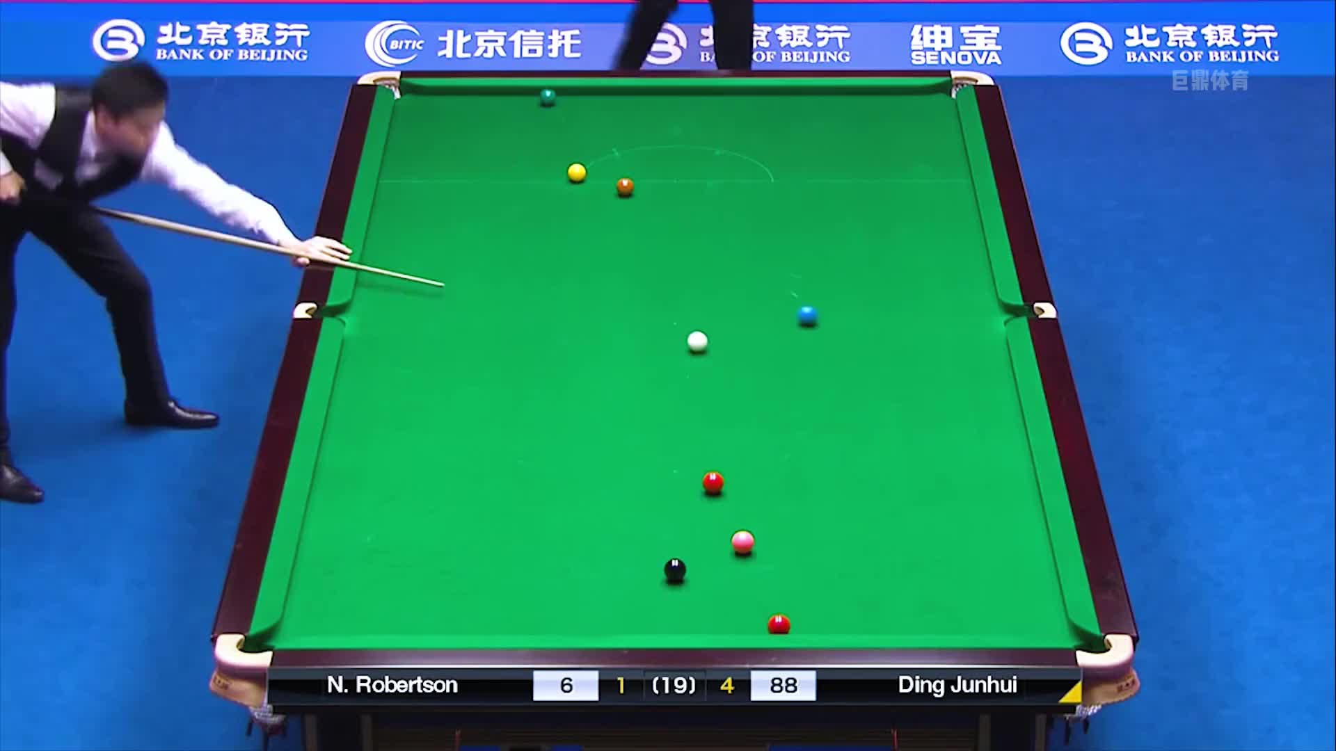 丁俊晖最变态的极致防守，一杆斯诺克逼疯萝卜，无奈围着球桌狂转(2)