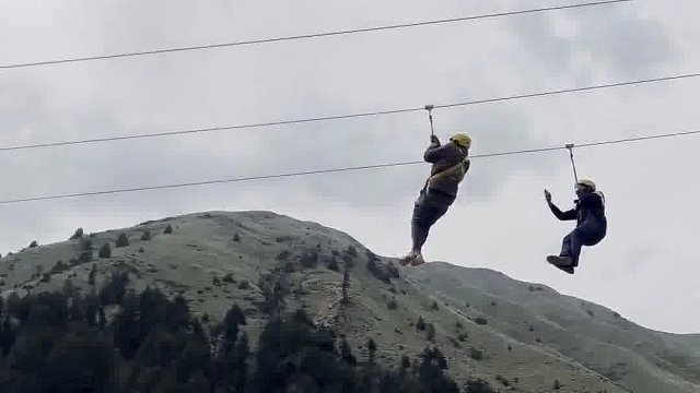 人不怕走在黑夜里，就怕心中没有光。