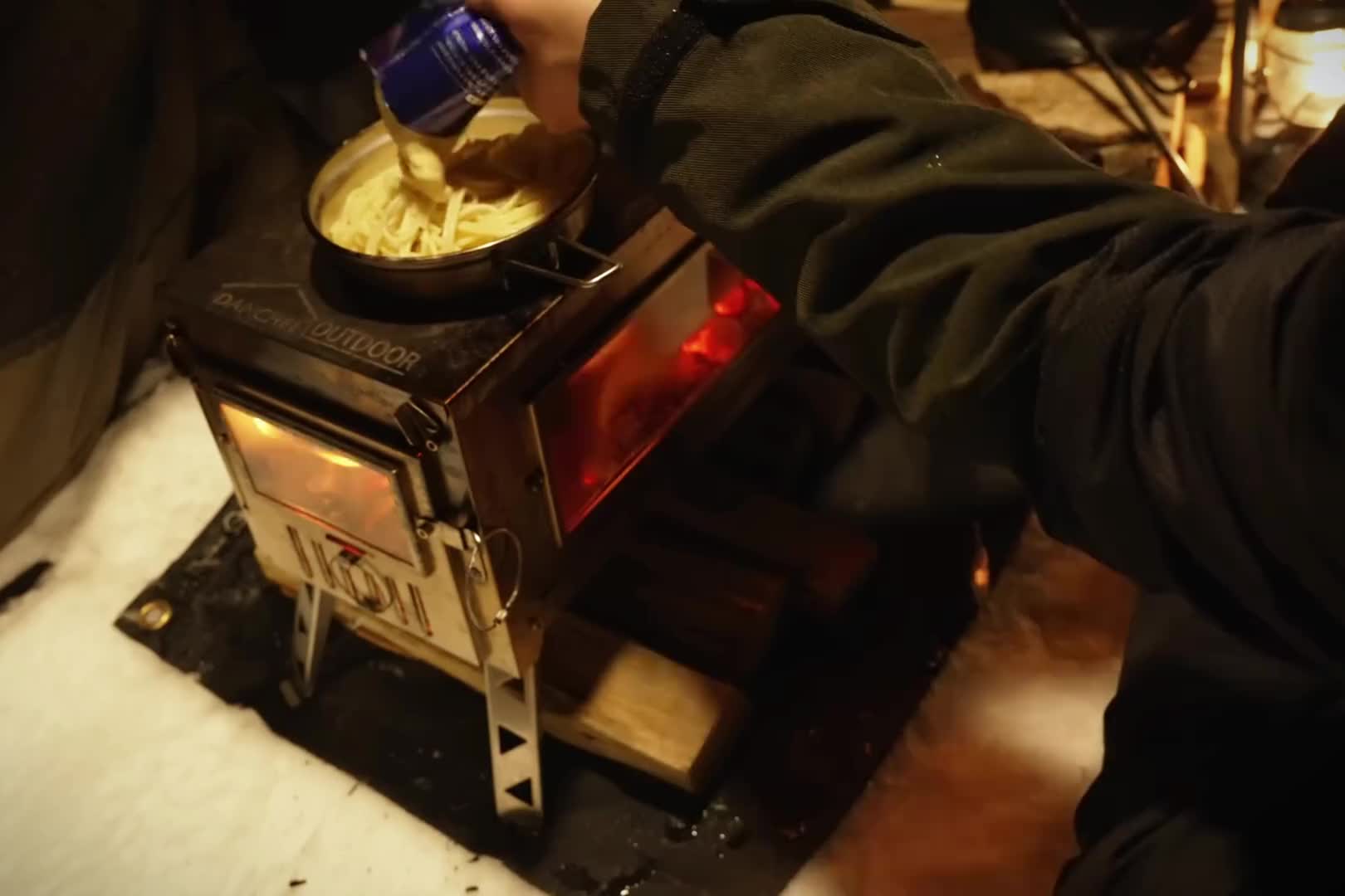 第2集：男人驾车到森林雪地，搭建帐篷营地，房车帐篷内惬意生活