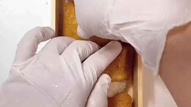 日本女人给孩子准备早餐