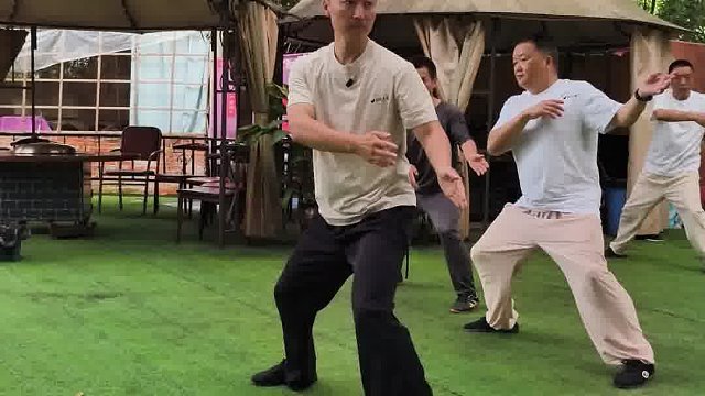 酷炫的黑影下是单纯的本心，挥动重拳轻装上阵做好自己