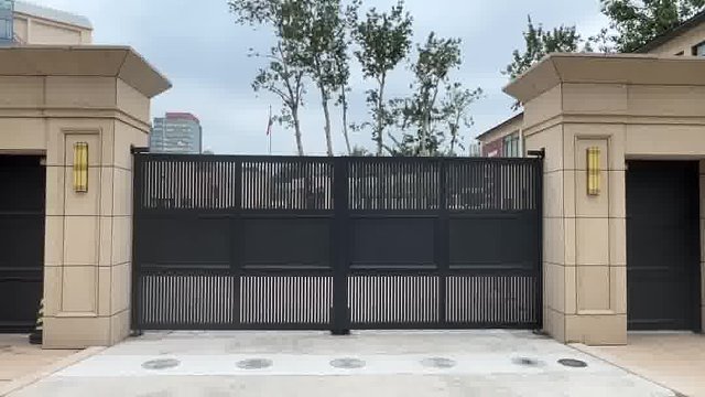 高品质不锈钢升降柱，有效防止车辆冲闯！