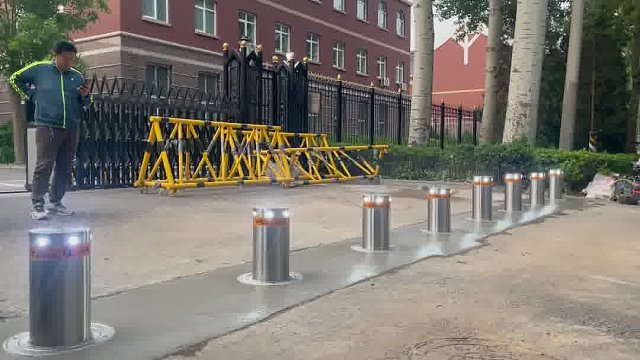 全自动升降柱：坚固耐用，易于安装