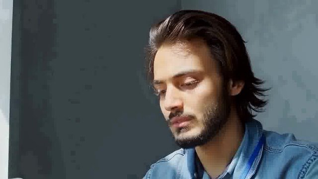 人生就像斗地主，刚还是一伙的，一转眼就是敌人。