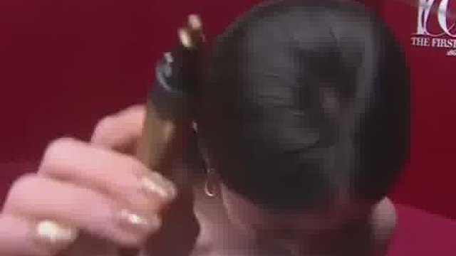 吴谨言产后参加活动就遇到高清怼脸签名拍，脸部状态依然好紧致