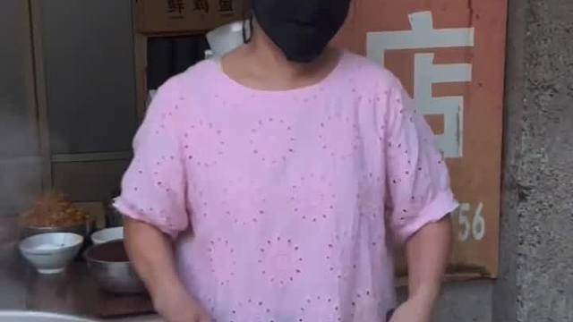 为了吃这碗粉也是不容易啊，大早上4点多就起来了