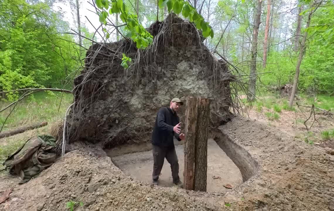 第1集：荒无人烟的野外，男人在一个树根下搭建了舒适的小屋