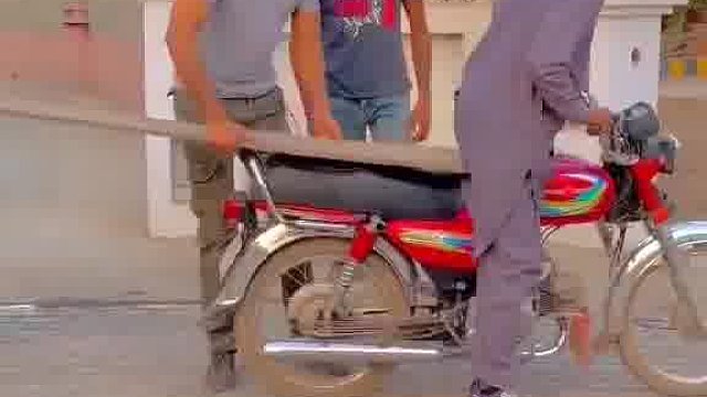 严重超载，还没有头盔！