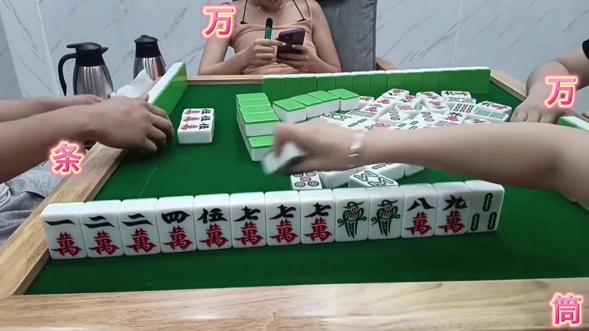 两鸡豪金下叫，摸起走