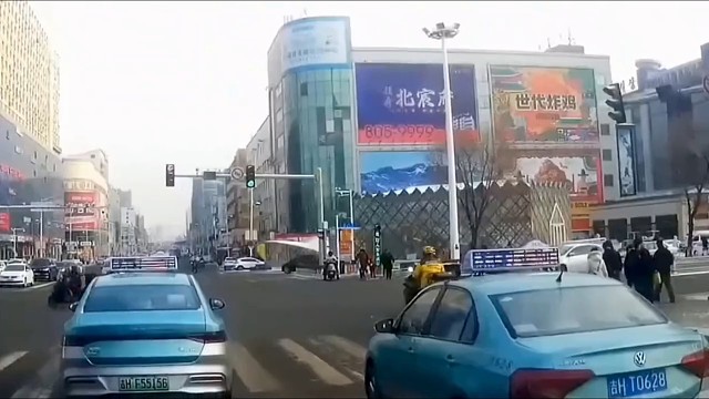 如果白车是绿灯时过了起止线那就应该是灯头让灯尾，出租车全责，如果是黄灯或者红灯过那就是白车责任