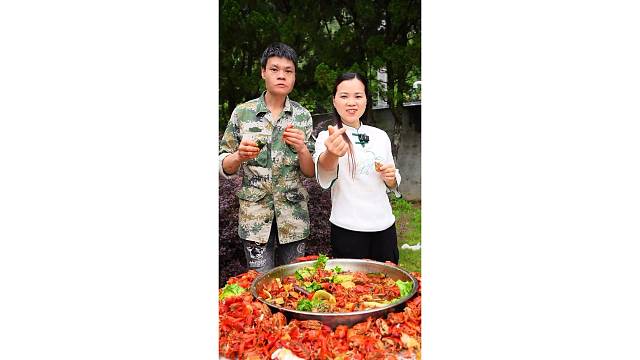 今天虾掉了，还好有小朋友的提醒#乡村生活 #小龙虾