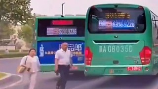 為什么不走人行道？因為人不行