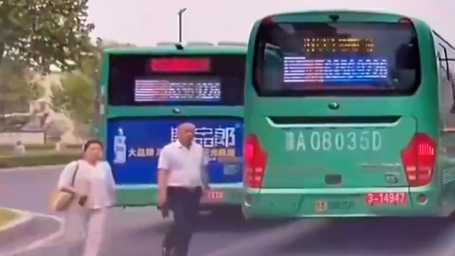 为什么不走人行道？因为人不行