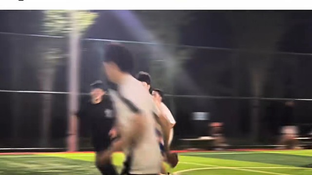 “当你踢球时crush在场边时”