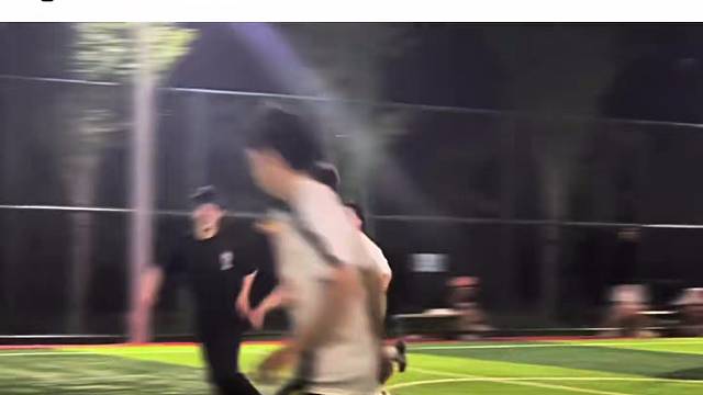 “当你踢球时crush在场边时”