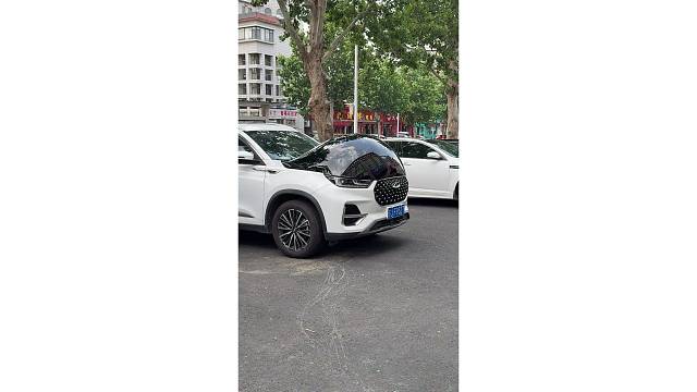 起猛了，看见了一辆烫头的车