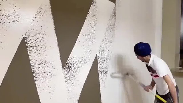 小哥粉刷墙漆太舒适解压了！