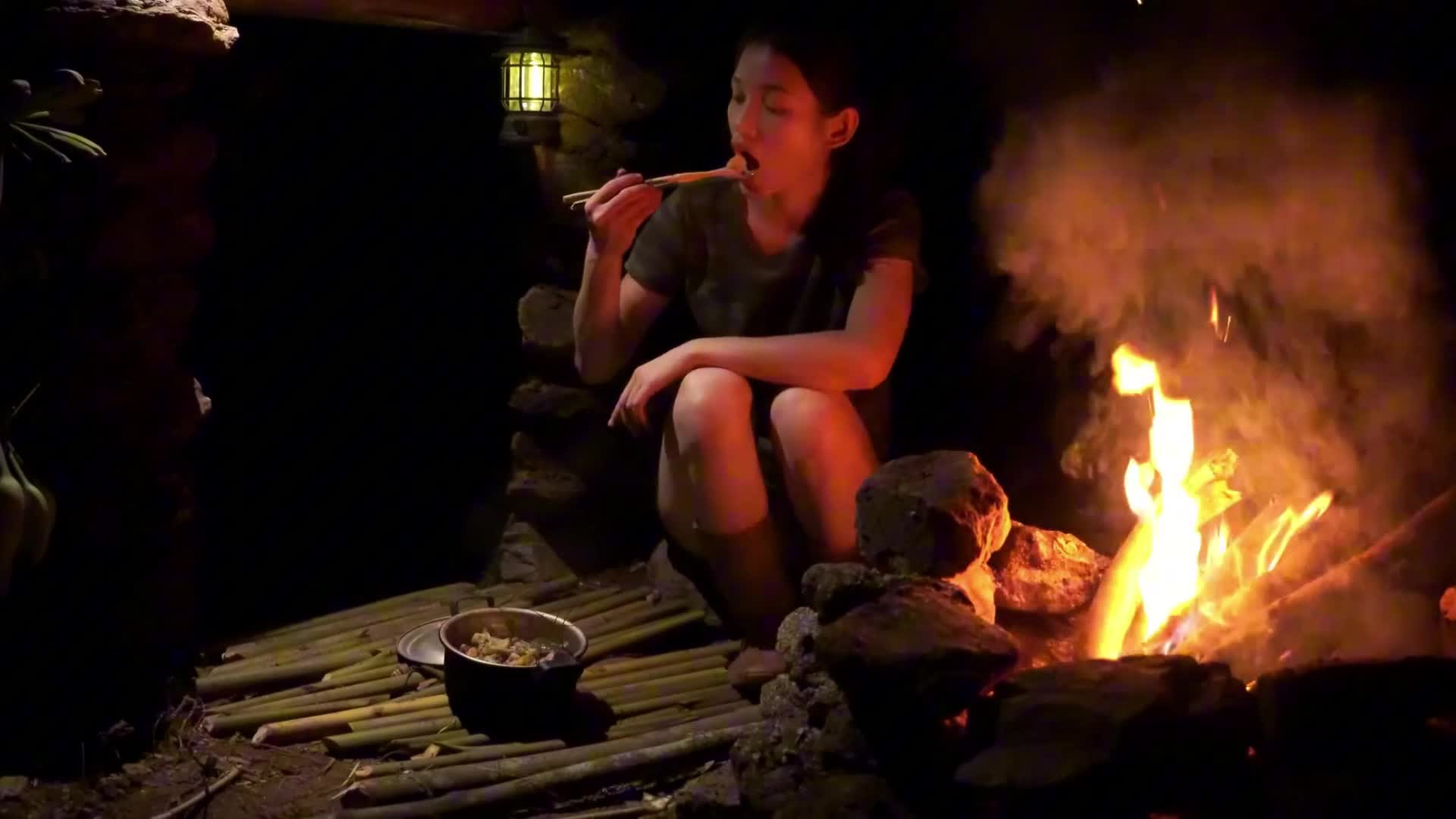 全程高能！妹子荒野手搓庇护所 + 露天澡堂，这生存技能直接拉满