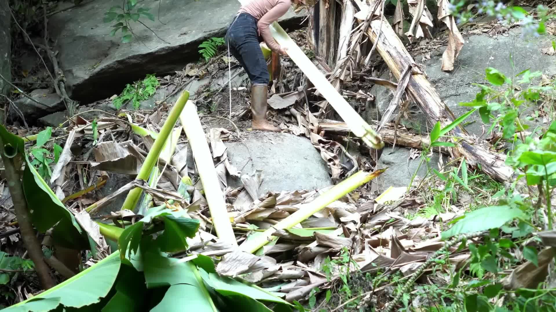 硬核到起鸡皮疙瘩！妹子荒野手搓庇护所，露天澡堂仪式感直接拉满!
