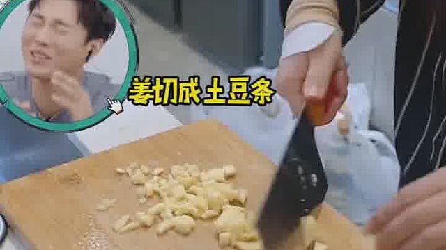 如果爱情都能这样谁还会恐婚啊 她在闹他在笑真的太甜了