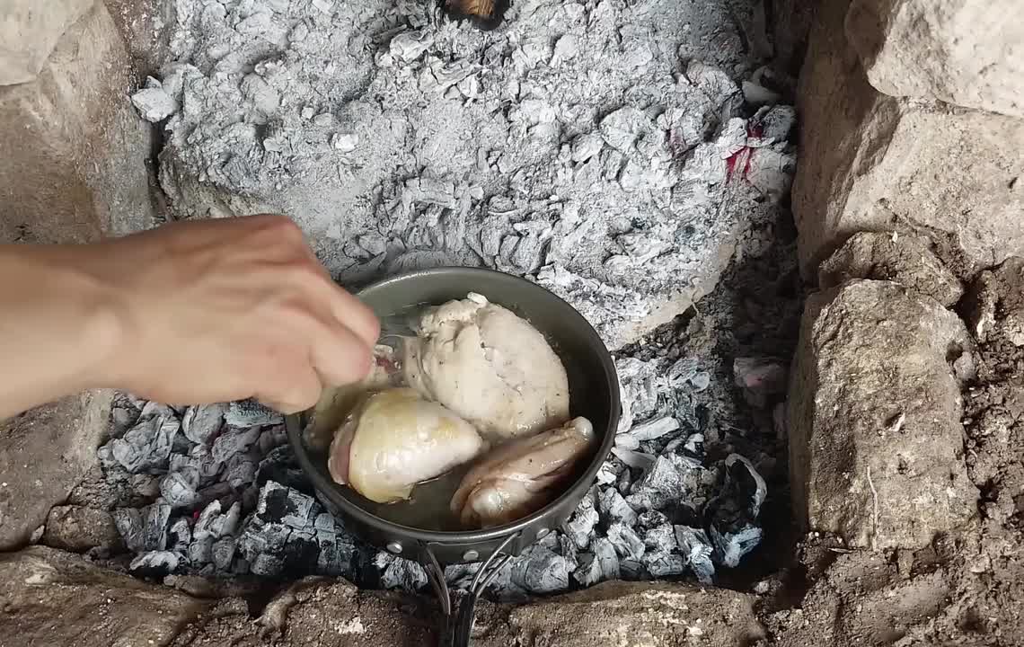 第2集：荒无人烟的野外，男人在一个巨石下面搭建了舒适的荒野小屋