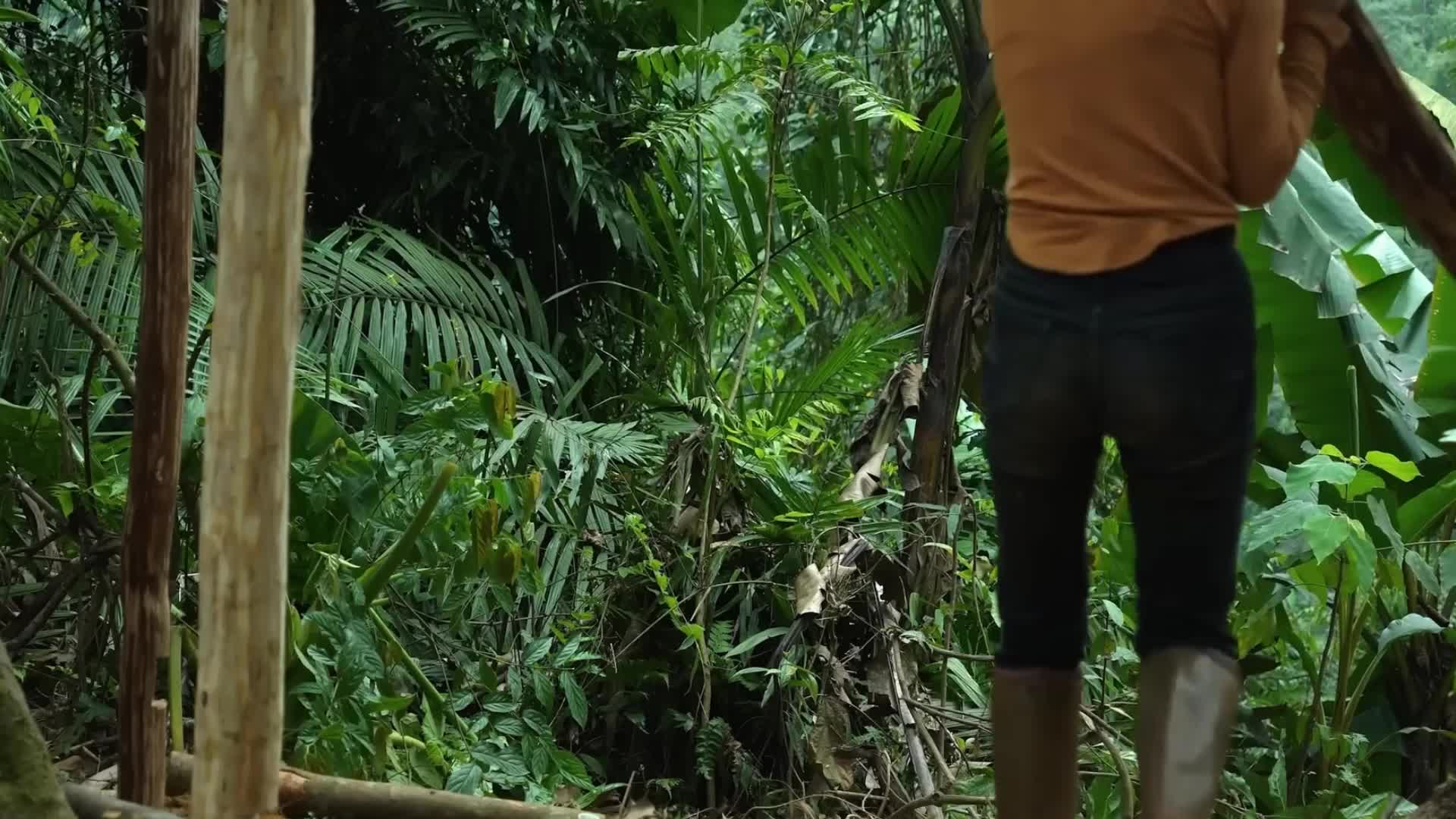 妹子荒野求生，全程手搓庇护所，外加露天澡堂！