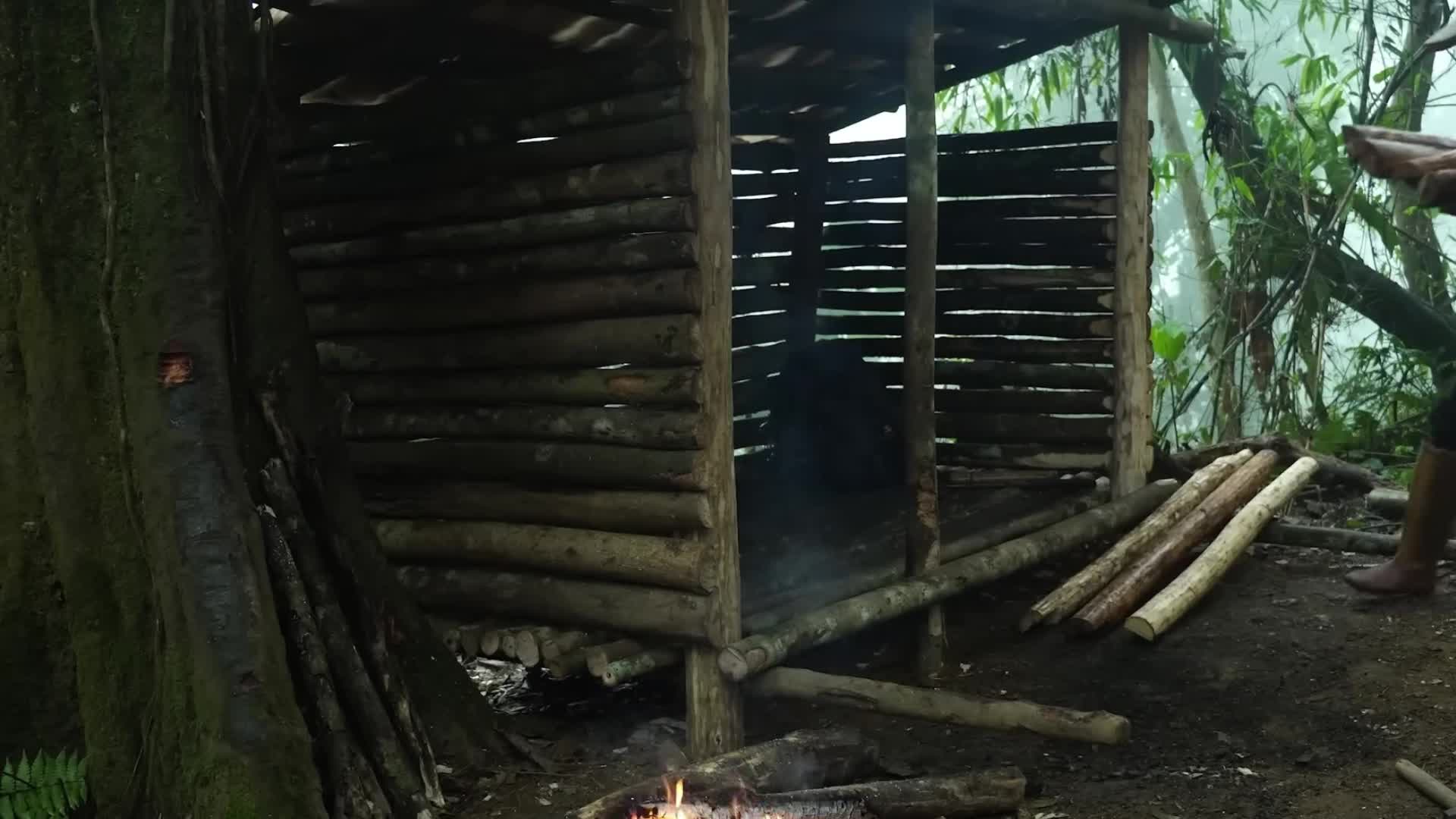 独身妹子手搓木屋，遭遇暴雨，终于封顶！