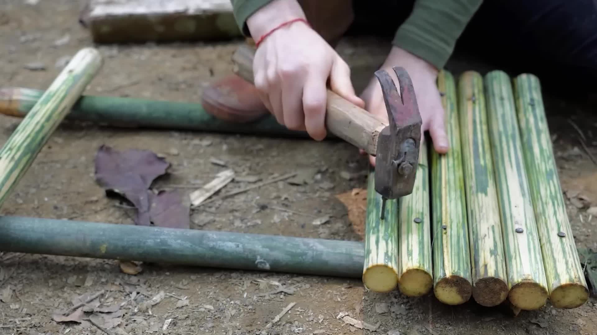 美女孤身荒野，全手工建木屋，还只是基本操作？