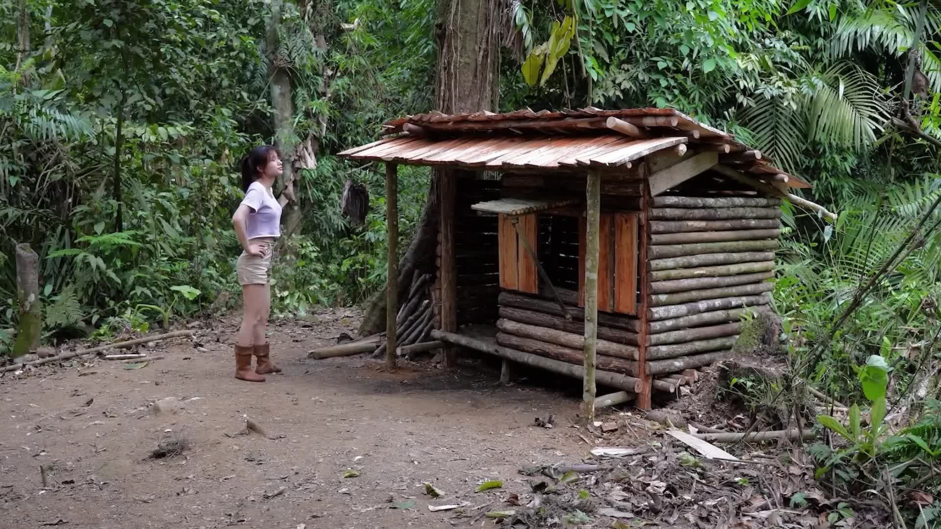 妹子化身捕鱼达人，把生存过成舌尖上的冒险