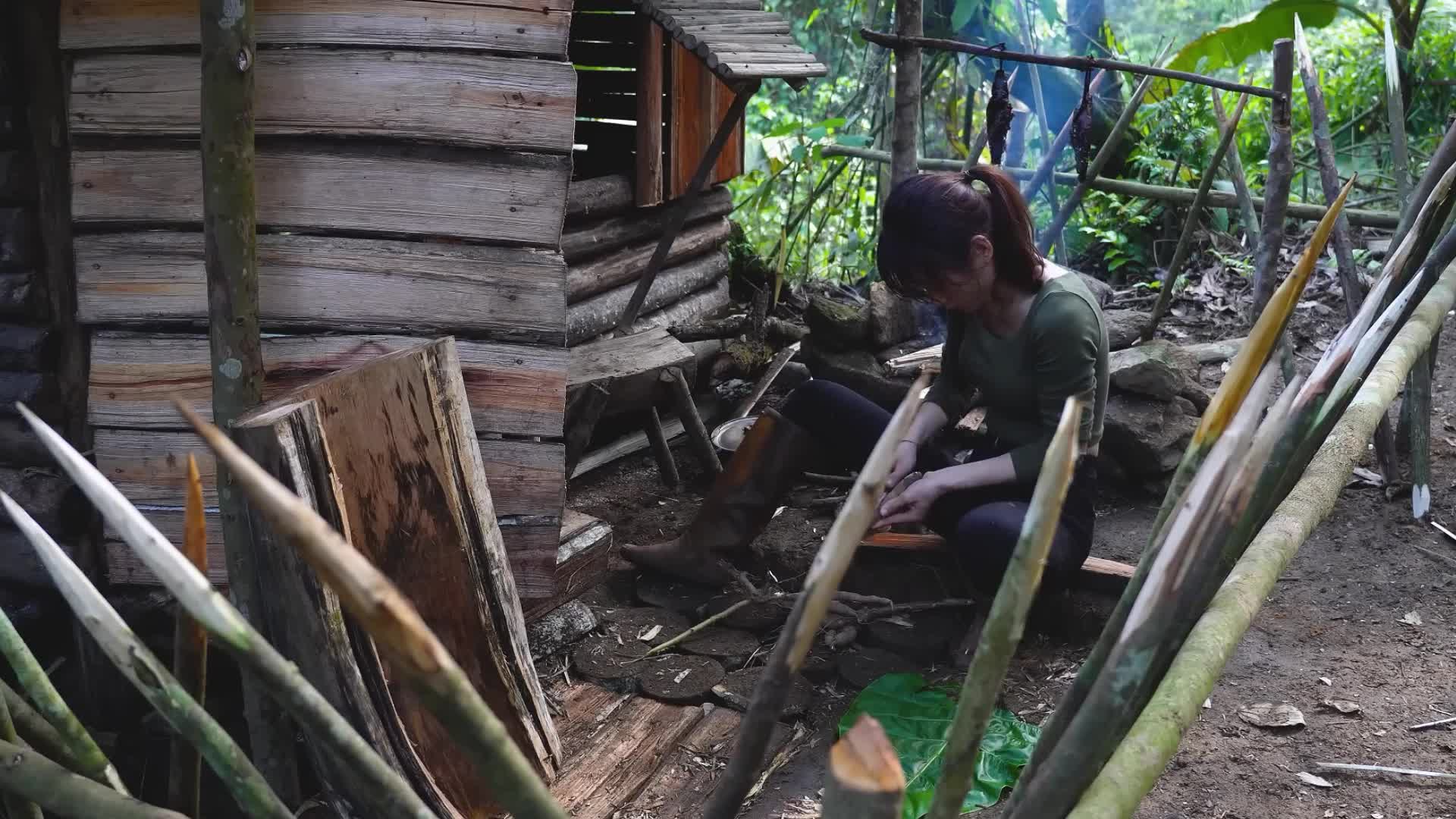 独身妹子手搓木屋，修防护围栏，还是遭了贼！