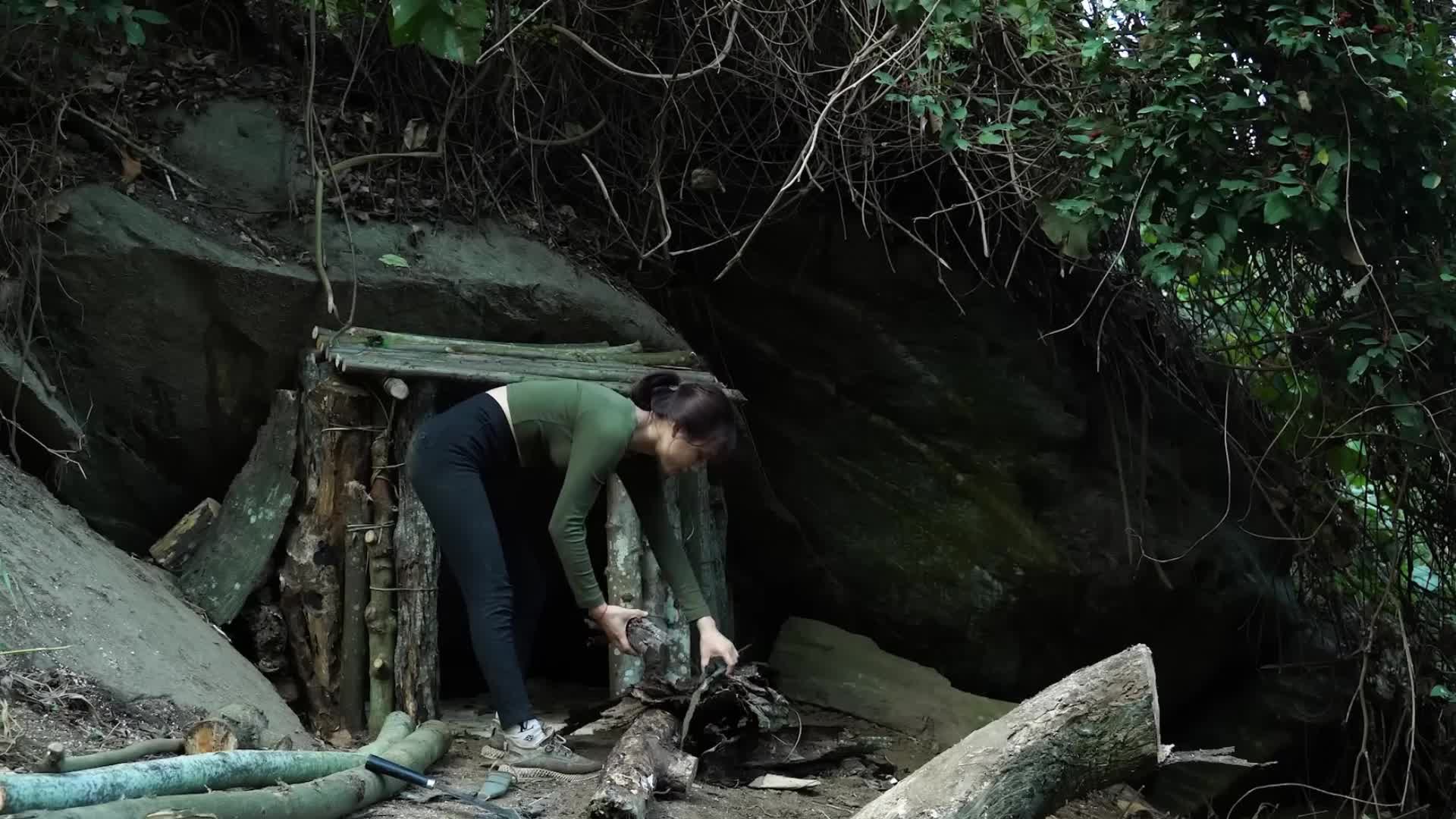 妹子荒野求生，全程手搓庇护所，外加露天澡堂！