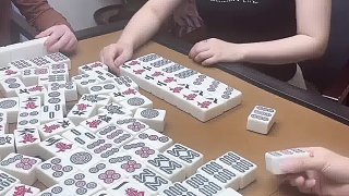 小師妹一臉茫然呆立著