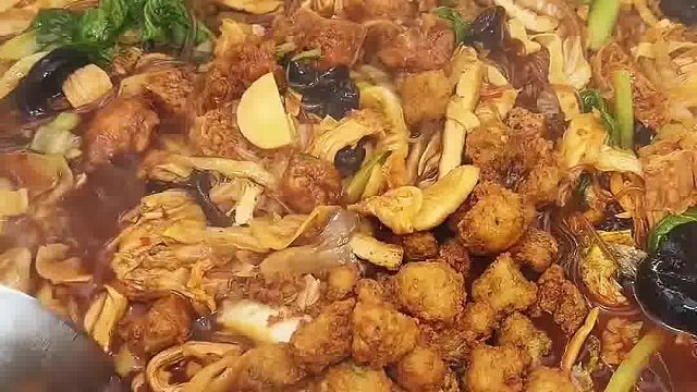 郑州校门口烩菜，10块一份还送两个馒头