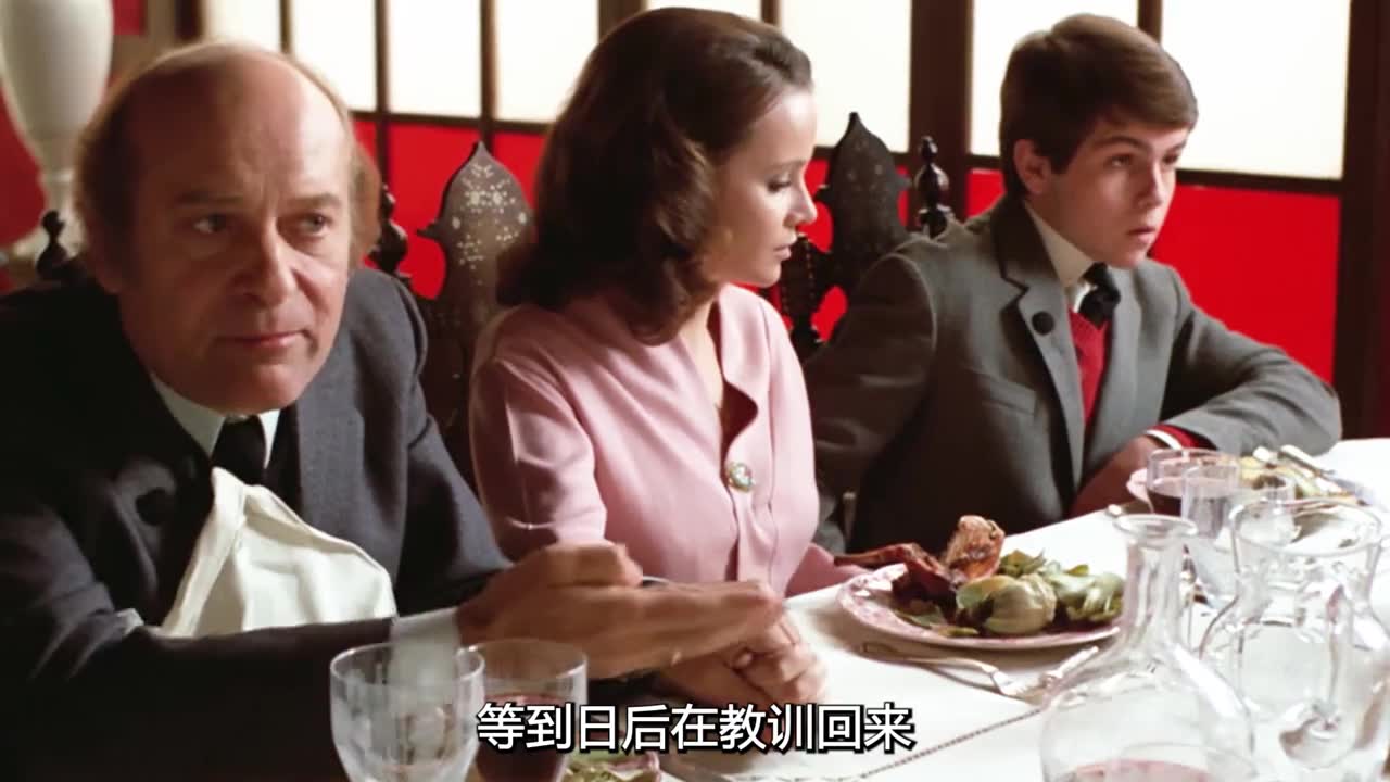 漂亮少妇被变态继子调戏，为了不破坏家庭，她只能任由男孩胡来！