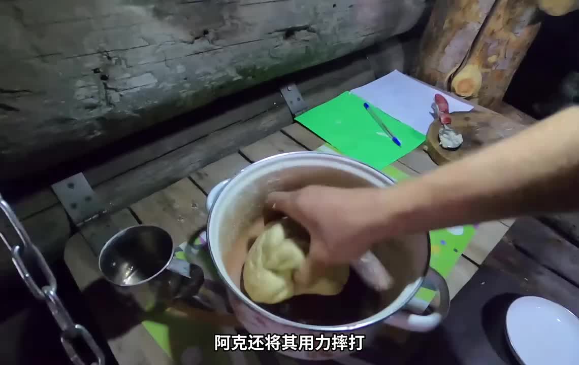 阿克小屋第4集：屋外大雪纷飞寒风呼啸，男人搭建的小屋却舒适惬意