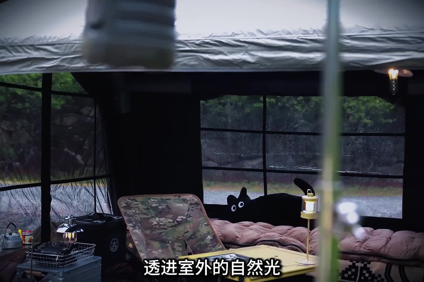 森林深处暴雨中搭建帐篷营地，独自在野外度过雨天，享受户外露营