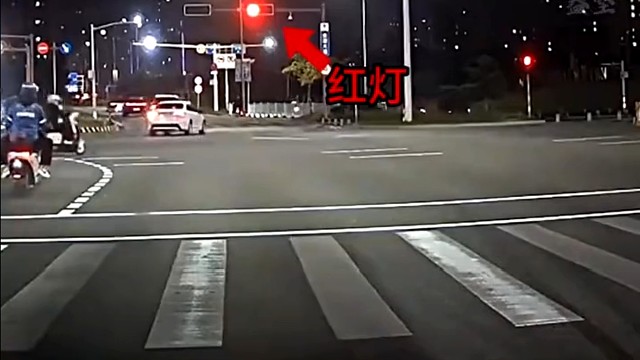 路中间停下不扣分的，扣分需要前后两个摄像头同时拍下来[灵光一闪]