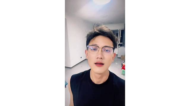 很内向，看到喜欢的不敢直接亲