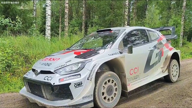 2025WRC第八轮爱沙尼亚站丰田车队赛前测试，这底盘调校堪称惊艳，触地瞬间绝无二次回弹！