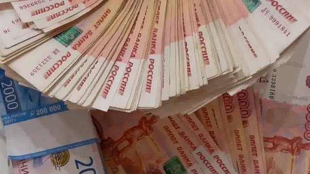 青春并不像一袭新衣，好像我们仔细少穿一点就可以保持簇新似的。青春，当我们有它的时候我们一定要每天穿用它，而它则很快就会消逝。