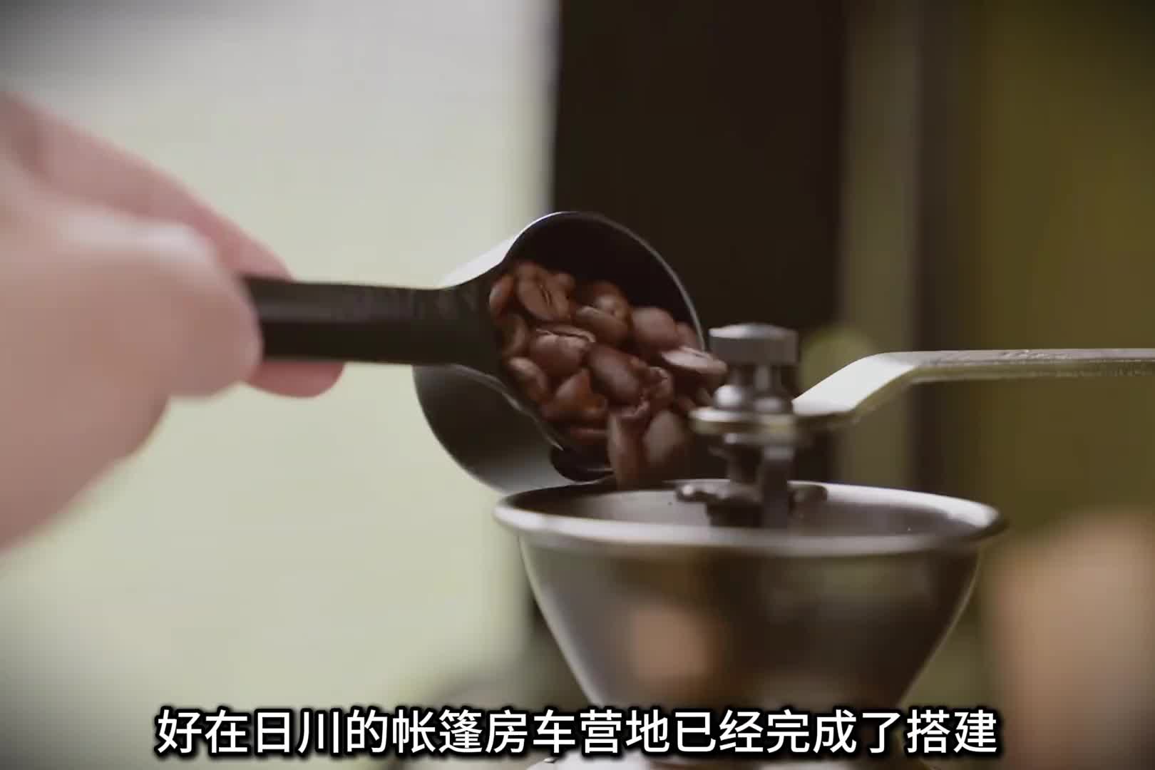 驾车来到雪山脚下，搭建房车露营地，享受户外露营生活