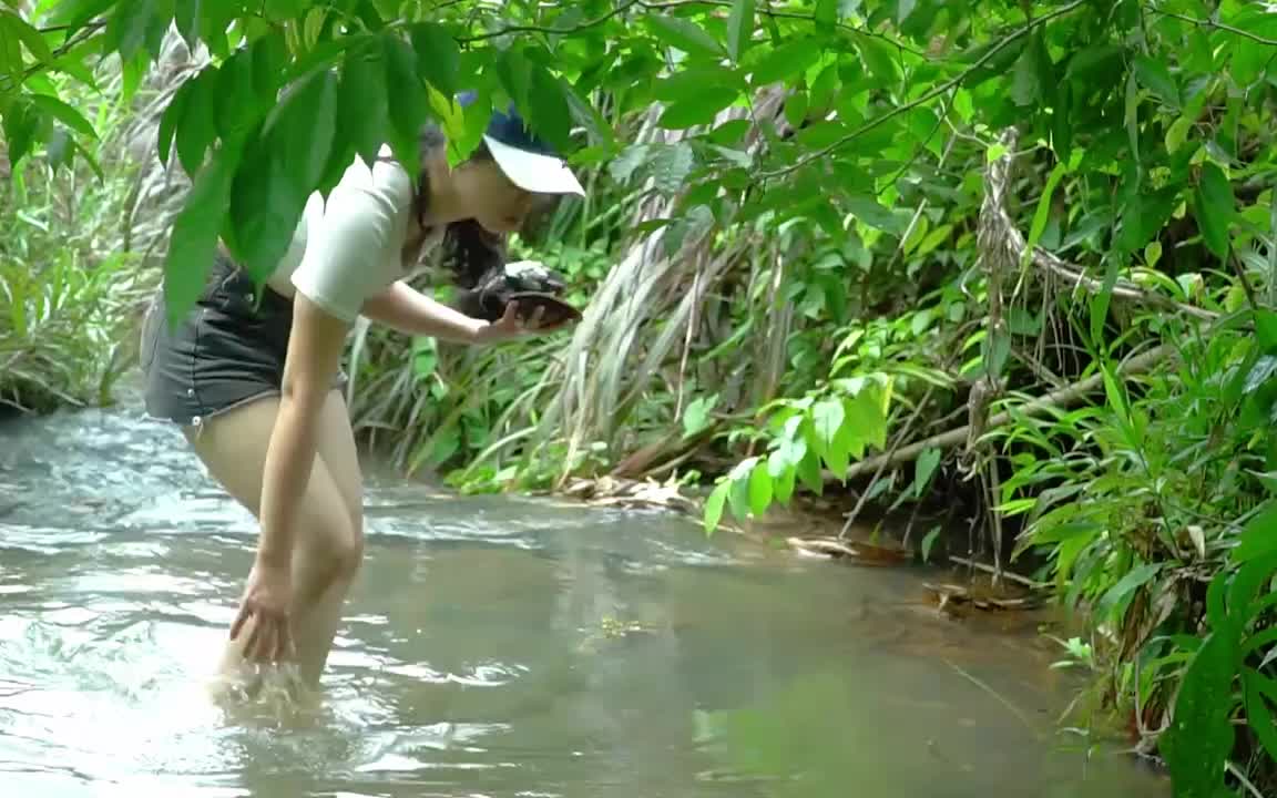 野外搭建庇护所，在溪水里捡肥美的河蚌。
