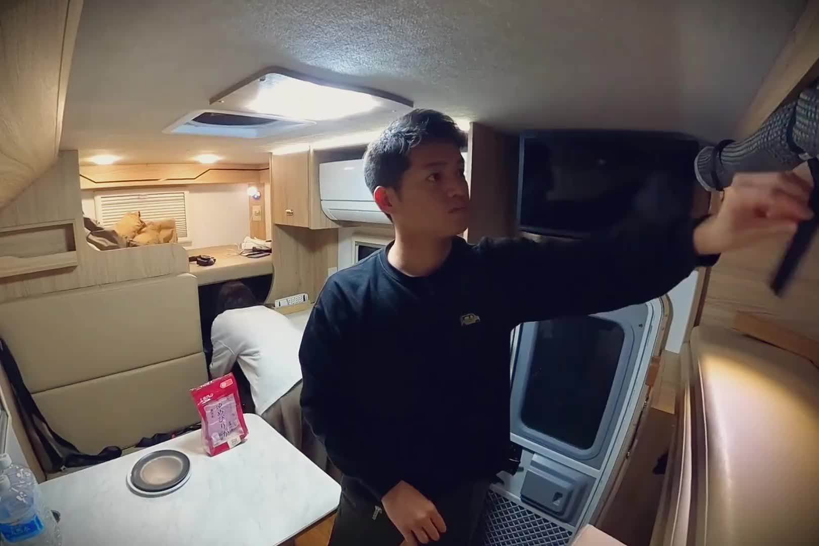 驾驶房车户外露营，在雨天湖边搭建房车露营地，度过暴雨天气