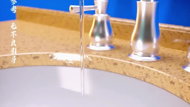 女孩在电梯里的奇怪表现令人感到困惑