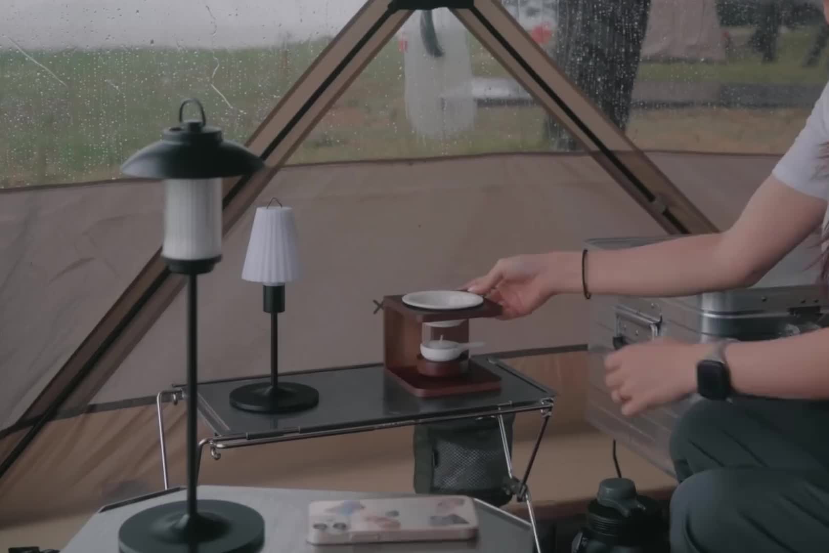 暴雨天湖边搭建帐篷露营，享受户外露营，惬意悠闲！