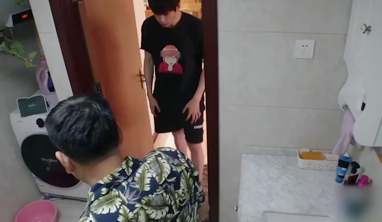 34岁的魏大勋和父母挤在北京三环，每天为了家务和爸爸斗智斗勇