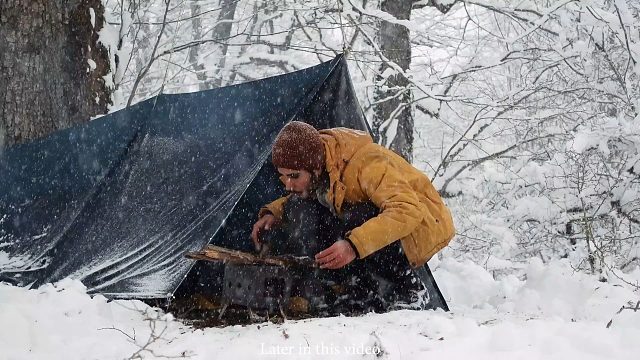 独自忍受着冰冻、饥饿、孤独，一个人雪地生存挑战。