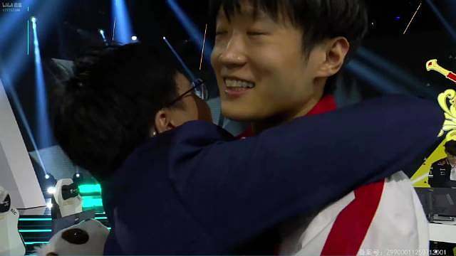 赛后Shanks和Tarzan把熊猫吉祥物玩偶扔向观众席​​​​​​