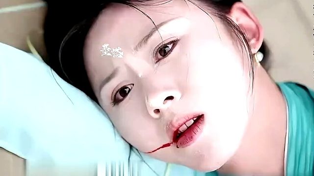 皇帝正要与贵妃亲热，突然发现贵妃来了月信，气的皇帝瞬间没了兴致，可贵妃解释道明明还有10天才来，殊不